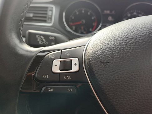 Used 2017 Volkswagen Jetta SE image 16