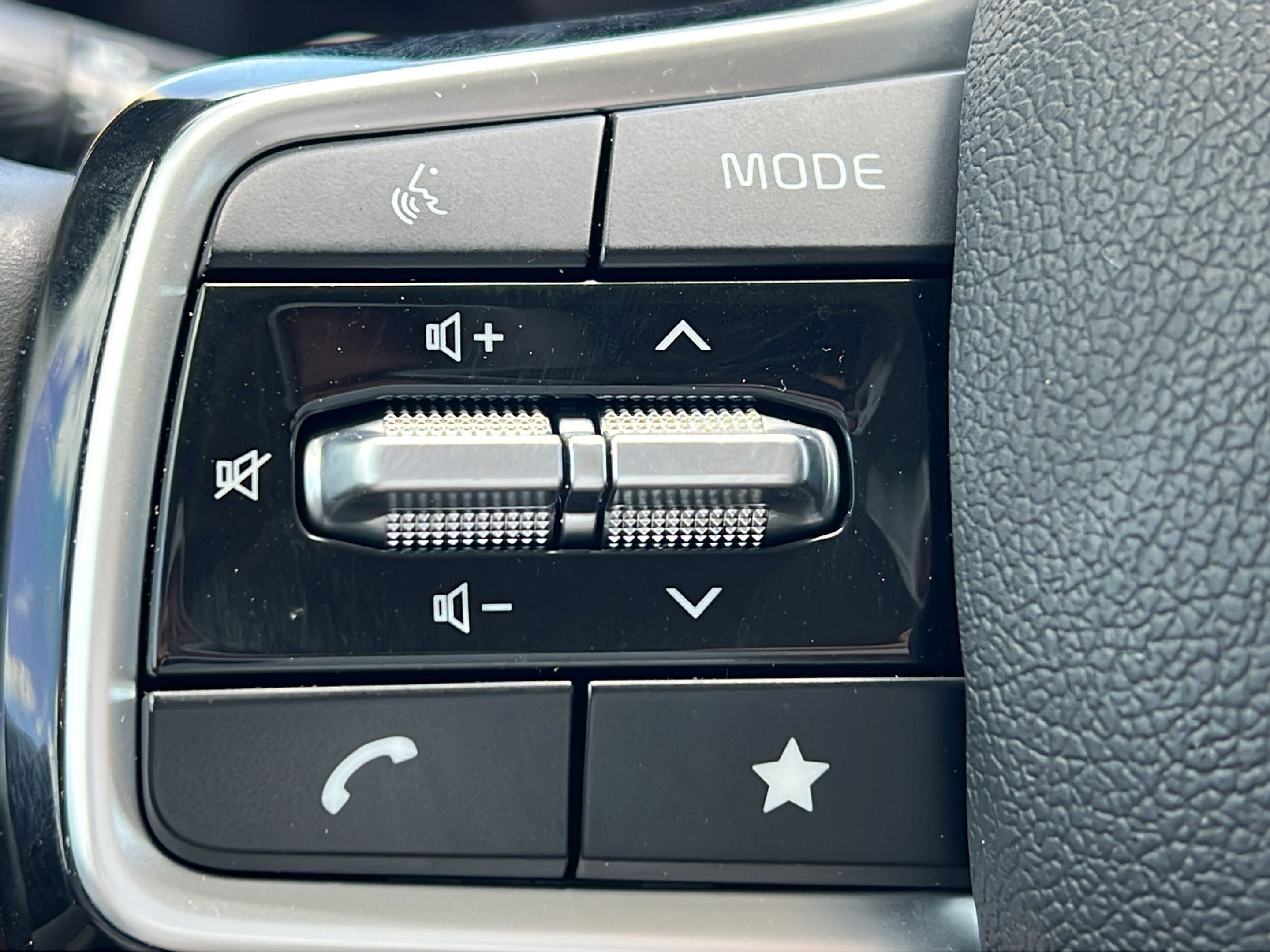 Used 2023 Kia Carnival SX Prestige FWD image 23