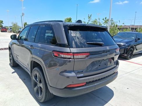 Used 2024 Jeep Grand Cherokee Altitude AWD/4WD image 4
