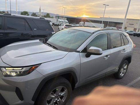 Used 2022 Toyota RAV4 XLE w/ XLE Grade Weather Package AWD/4WD image 9