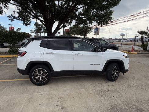 Used 2025 Jeep Compass Limited AWD/4WD image 5
