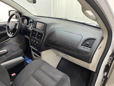 Used 2020 Dodge Grand Caravan SE w/ UConnect Hands-Free Group image 12