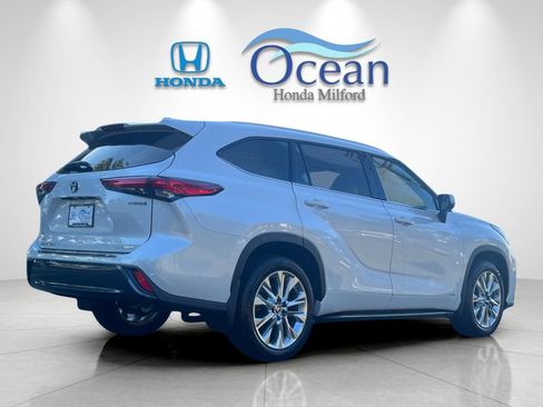 Used 2023 Toyota Highlander Limited AWD/4WD image 3