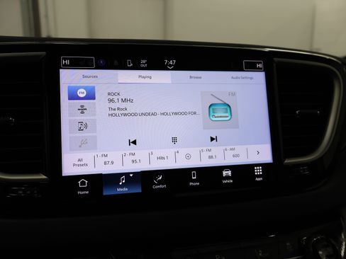 Used 2024 Chrysler Pacifica Touring-L image 48