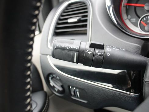 Used 2019 Dodge Grand Caravan SXT FWD image 10