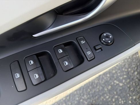 Used 2022 Hyundai Elantra Limited FWD image 16