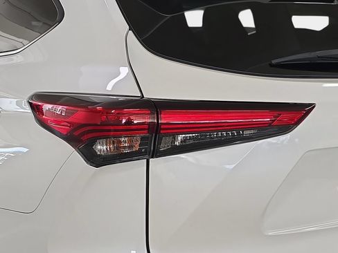 Used 2020 Toyota Highlander XLE AWD/4WD image 33