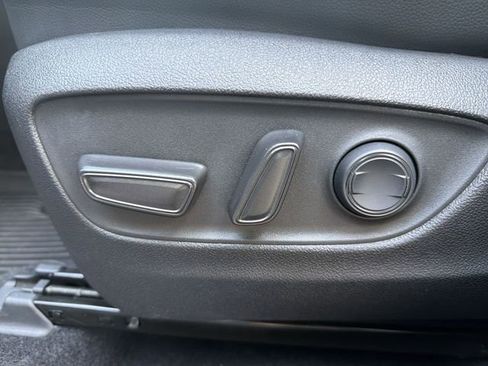 Used 2023 Toyota Highlander XLE FWD image 12