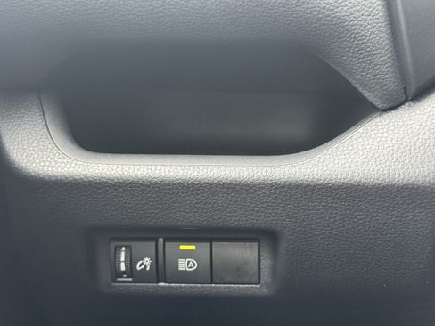 Used 2021 Toyota RAV4 LE AWD/4WD image 31