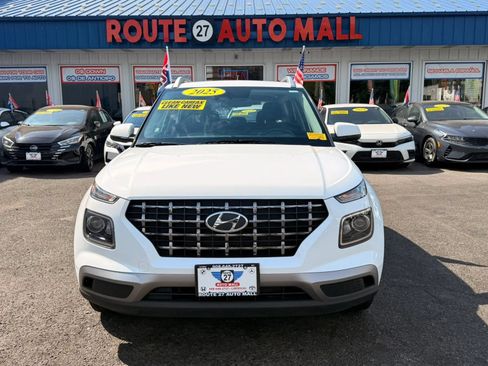 Used 2025 Hyundai Venue SEL FWD image 3