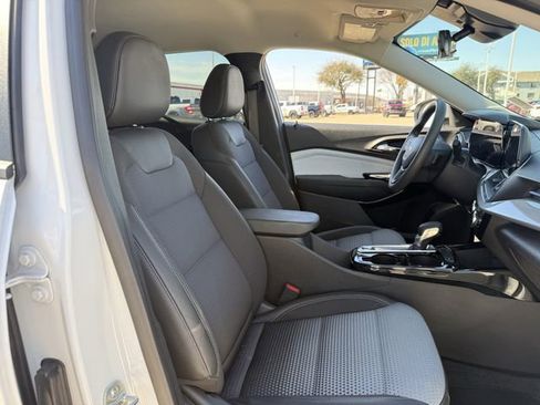 Certified 2025 Chevrolet Trax LT image 32