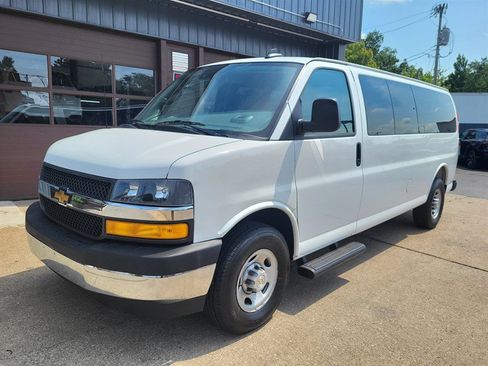 Used 2025 Chevrolet Express 3500 LS w/ Chrome Appearance Package RWD image 3