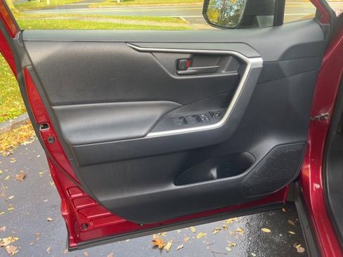 Used 2019 Toyota RAV4 LE image 7