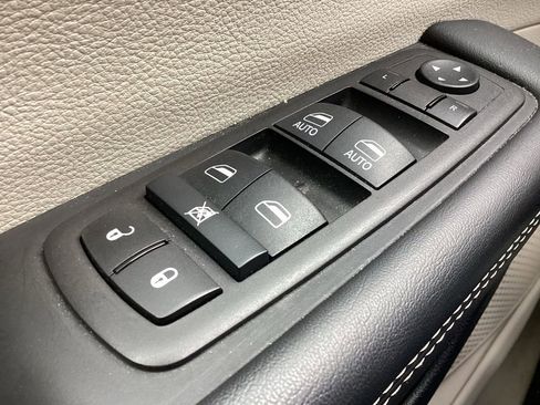 Used 2024 Chrysler Pacifica Touring-L image 26