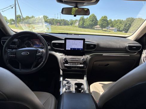 Used 2020 Ford Explorer XLT w/ Equipment Group 202A AWD/4WD image 21