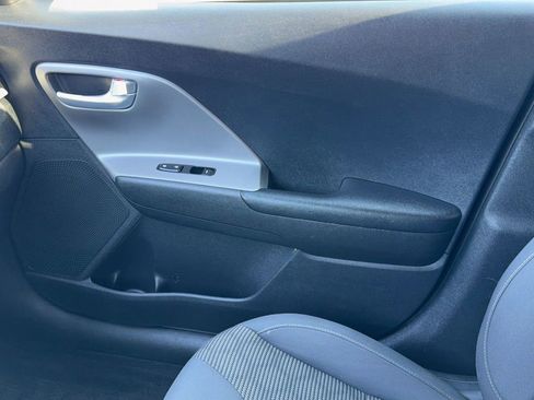 Used 2020 Kia Niro LX image 24