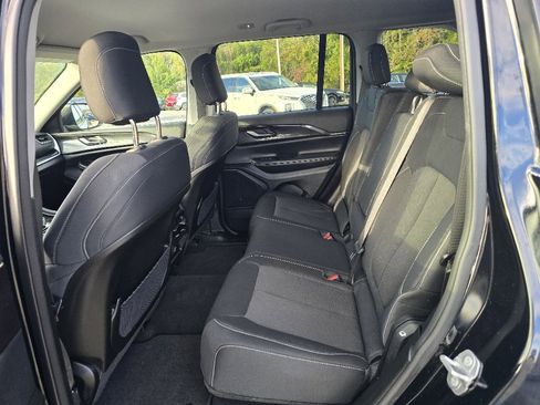 Used 2023 Jeep Grand Cherokee Laredo image 12