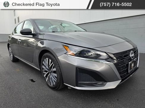 Used 2025 Nissan Altima 2.5 SV FWD image 7