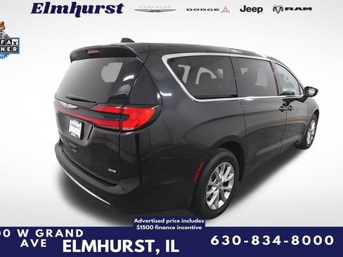 Used 2023 Chrysler Pacifica Touring-L image 6