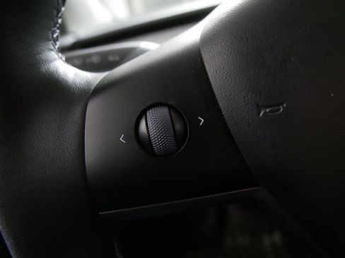 Used 2022 Tesla Model Y Long Range image 18