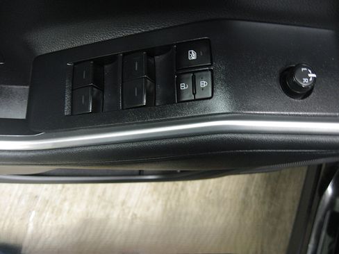 Certified 2023 Toyota Highlander XLE image 13