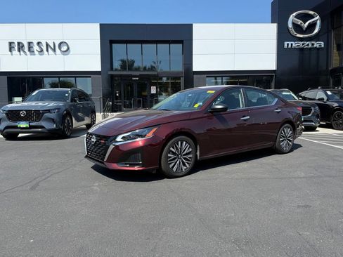 Used 2024 Nissan Altima 2.5 SV FWD image 1