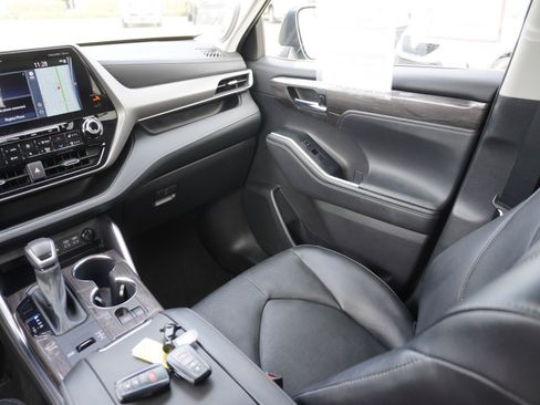 Used 2022 Toyota Highlander Limited image 19
