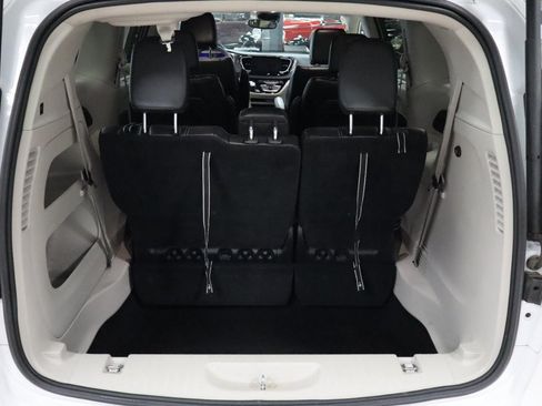 Used 2023 Chrysler Pacifica Touring-L FWD image 20
