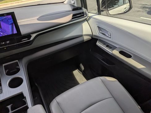 Used 2025 Toyota Sienna XLE w/ XLE Plus Package FWD image 16