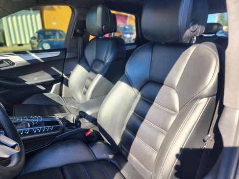 Used 2015 Porsche Macan Turbo AWD/4WD image 18