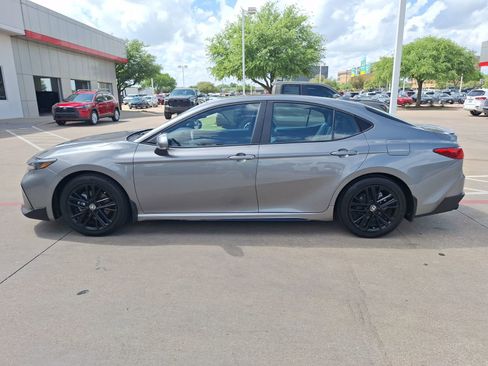 Used 2025 Toyota Camry SE w/ Convenience Package image 3