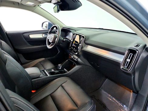 Used 2021 Volvo XC40 T5 Momentum image 21