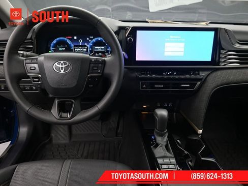 Used 2025 Toyota Camry XLE image 11