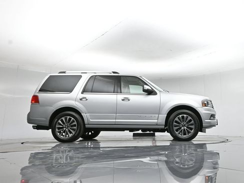 Used 2017 Lincoln Navigator Select RWD image 32