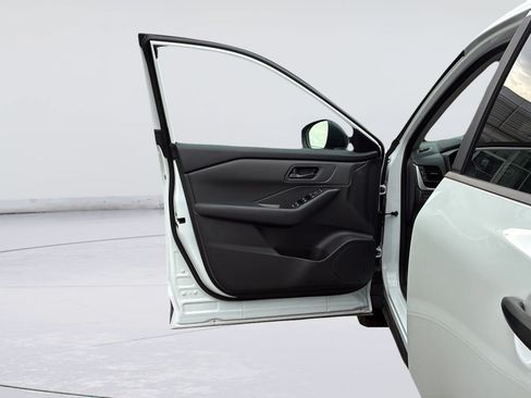 Used 2025 Nissan Rogue S FWD image 23
