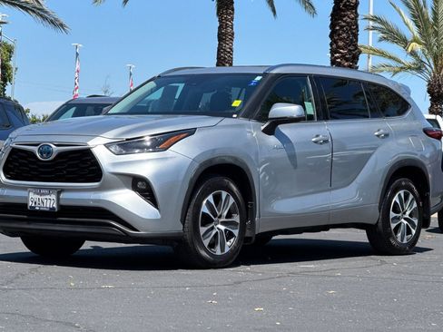 Used 2021 Toyota Highlander XLE AWD/4WD image 7