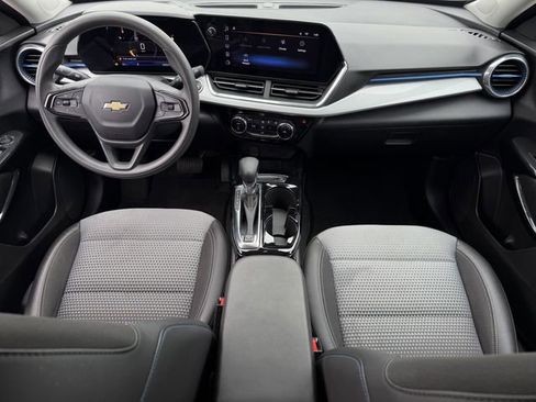 Used 2025 Chevrolet Trax LT FWD image 11