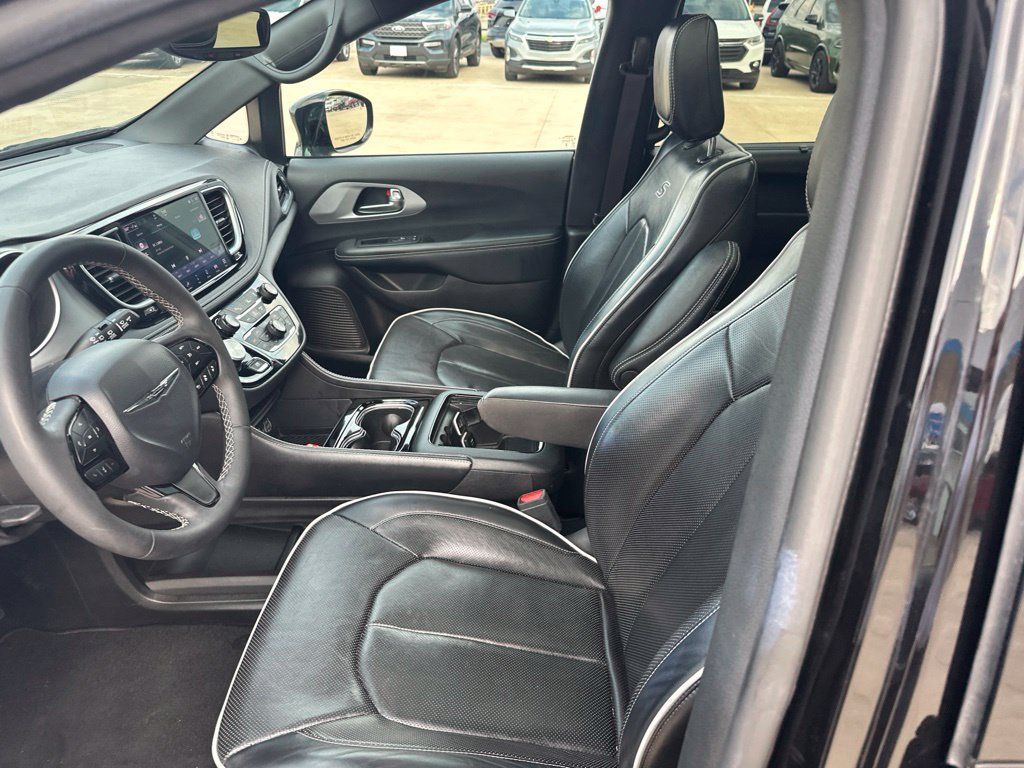 Used 2025 Chrysler Pacifica Limited FWD image 3