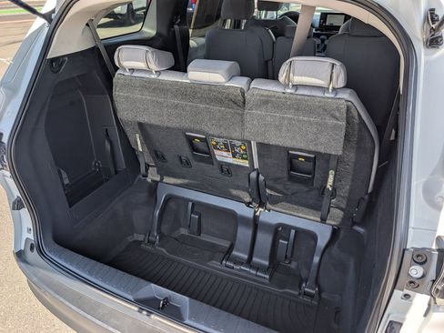 Used 2025 Toyota Sienna LE FWD image 10