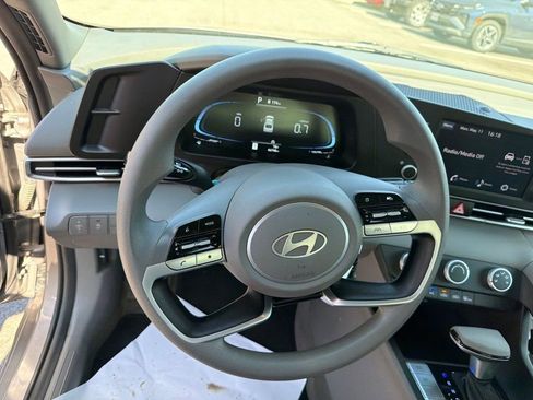 Used 2024 Hyundai Elantra SE FWD image 18