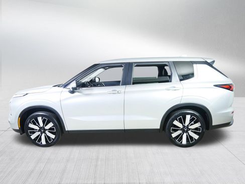 Used 2025 Mitsubishi Outlander SE image 4