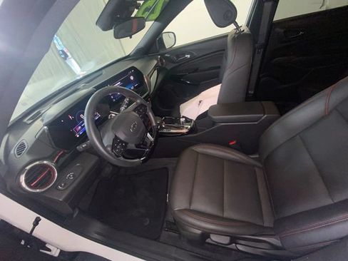 Used 2025 Chevrolet Trax RS FWD image 27