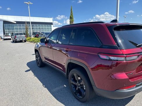Used 2024 Jeep Grand Cherokee Altitude AWD/4WD image 10