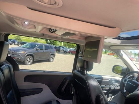 Used 2016 Chrysler Town & Country Touring-L image 14