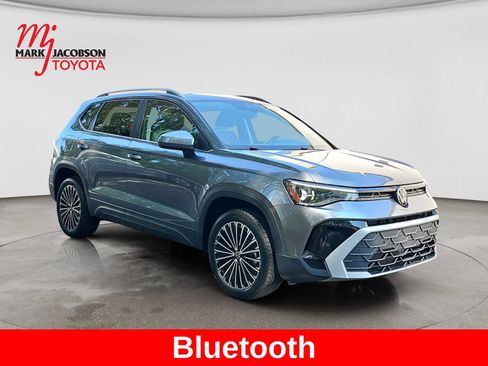 Used 2025 Volkswagen Taos SE FWD image 4