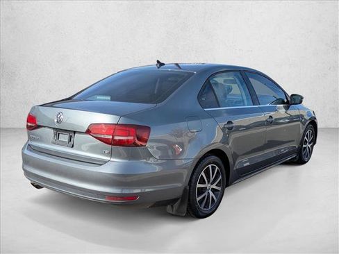 Used 2017 Volkswagen Jetta SE image 5