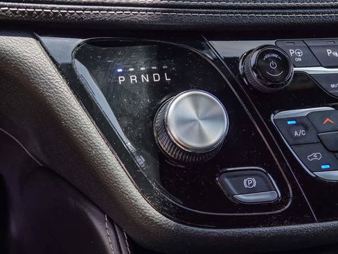 Used 2024 Chrysler Pacifica Premium FWD image 18