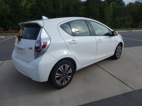 Used 2013 Toyota Prius C One FWD image 8