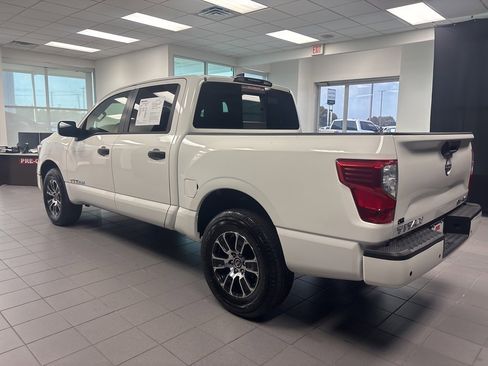 Used 2023 Nissan Titan SV image 6