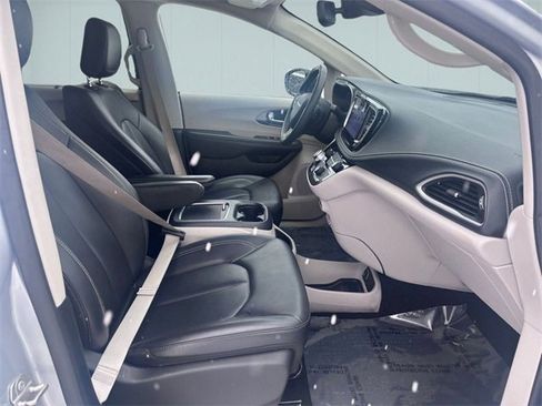 Certified 2023 Chrysler Pacifica Touring-L image 28